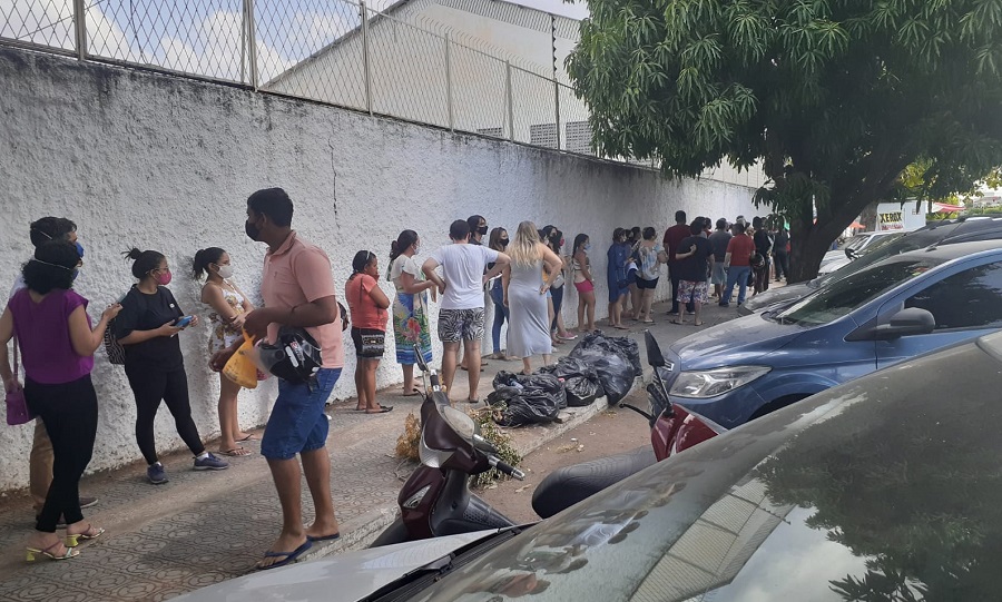 Vacinação no Sesi tem fila gigante aglomeração e reclamações