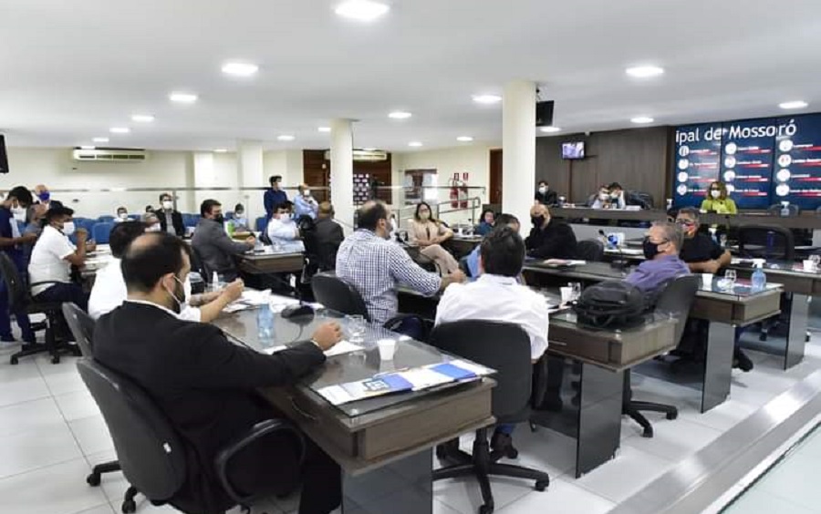 BOMBA: Câmara de Mossoró coloca projeto que retira direitos dos servidores para votação em regime de urgência