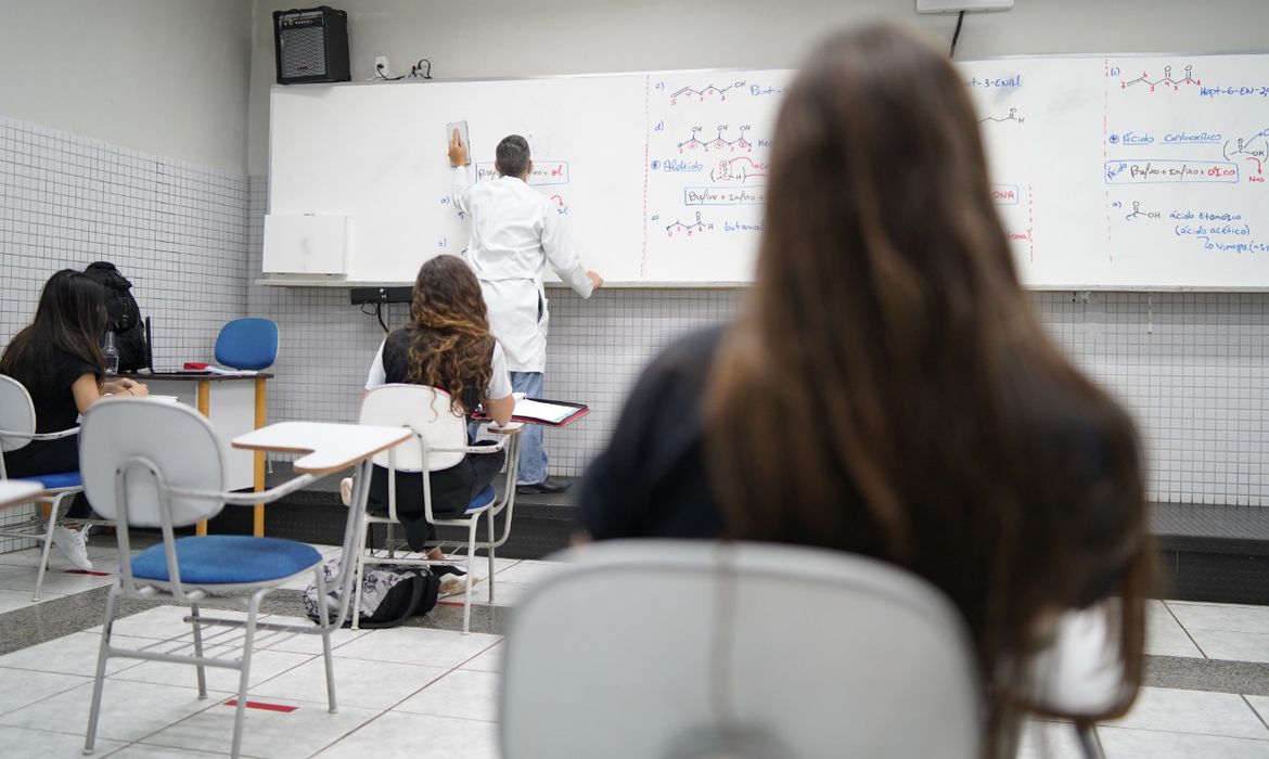CNTE diz que reajuste do piso docente para 2022 deve ser de 33,23%