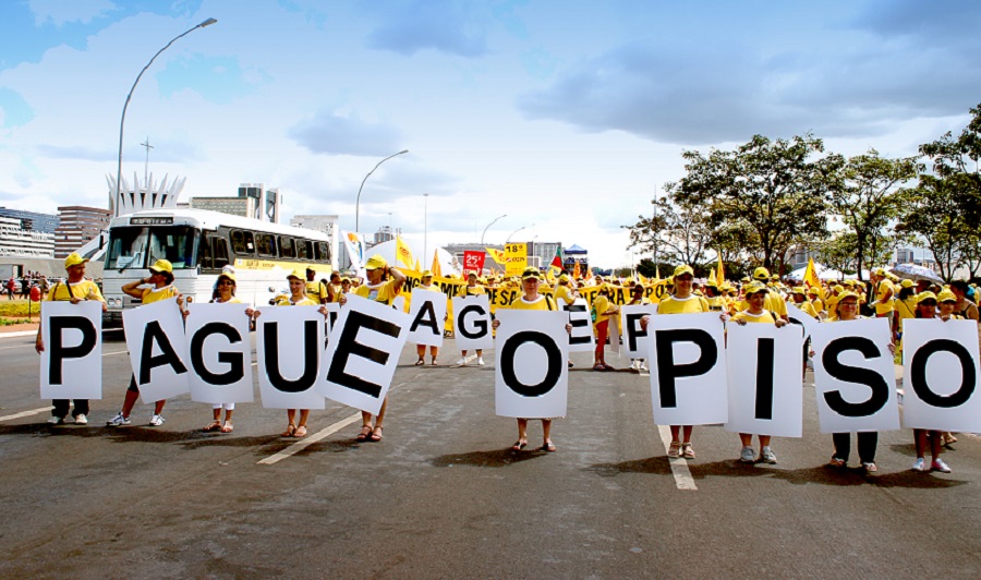 Professores preparam ações contra municípios que se recusam a cumprir a lei do piso