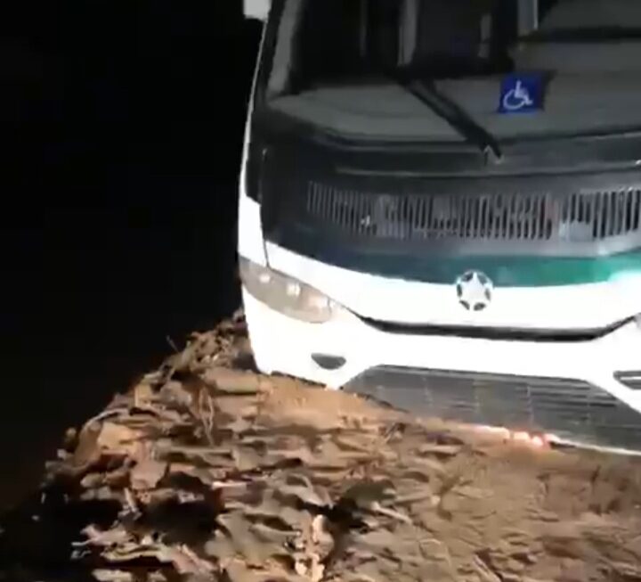 Mossoró Cidade Educação: Obra da  prefeitura quase provoca tragédia com ônibus que transporta estudantes da zona rural
