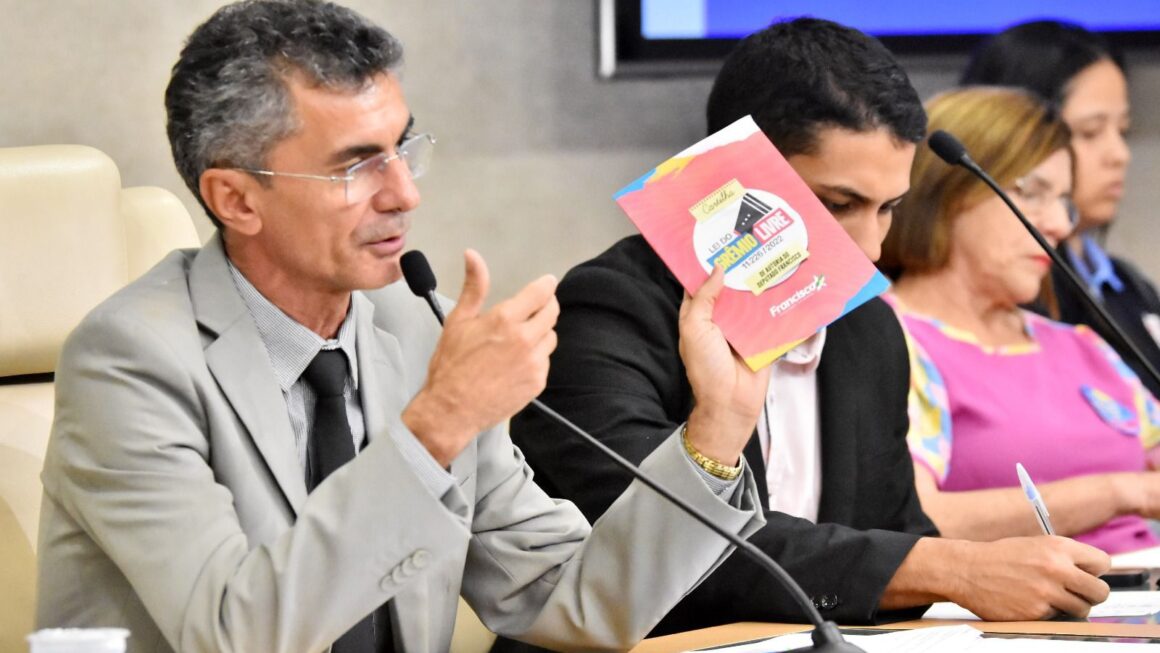 Deputado Francisco lança cartilha “Grêmio Livre” durante audiência em homenagem ao Dia do Estudante